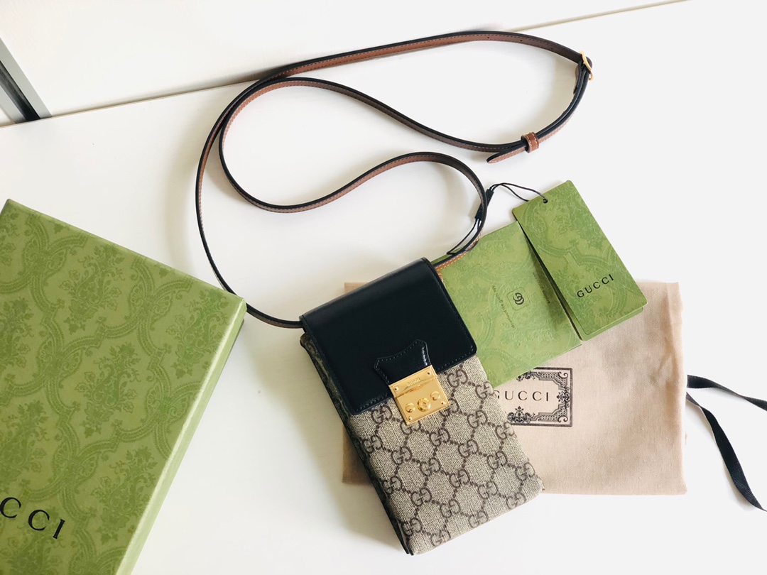 Good-Price-Gucci-Padlock-Berry-Phone-Bag-GG-Supreme-Canvas-658229-Beige-and-Black-Copy.jpg