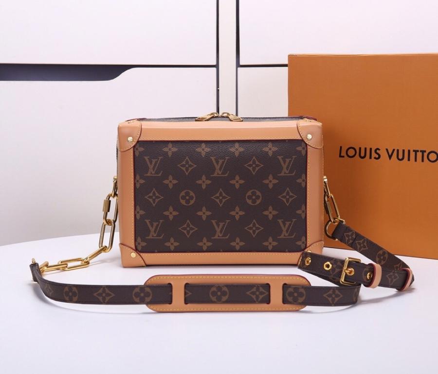 Replica-Louis-Vuitton-Women-Soft-Trunk-Messenger-Bag-M44660.jpg