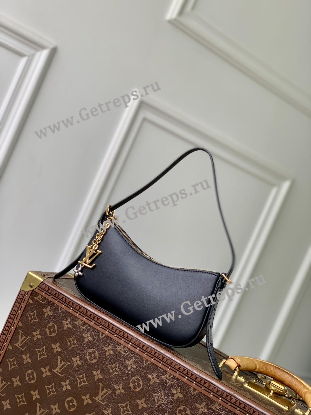 Louis-Vuitton-M25525-Pochette-LV-Bloom-Calfskin-Leather-Black.jpg