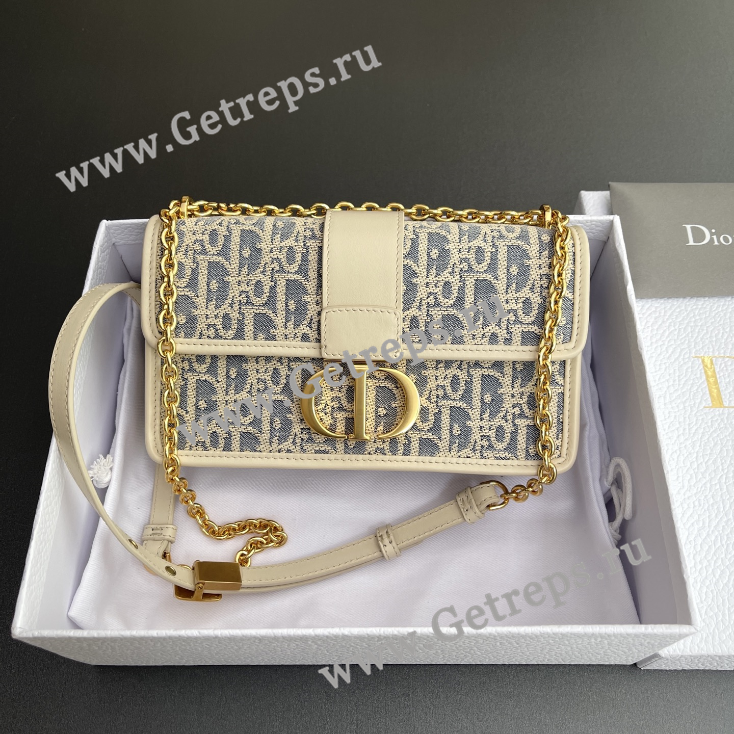 Dior-30-Montaigne-East-West-Beige-Oblique.jpg