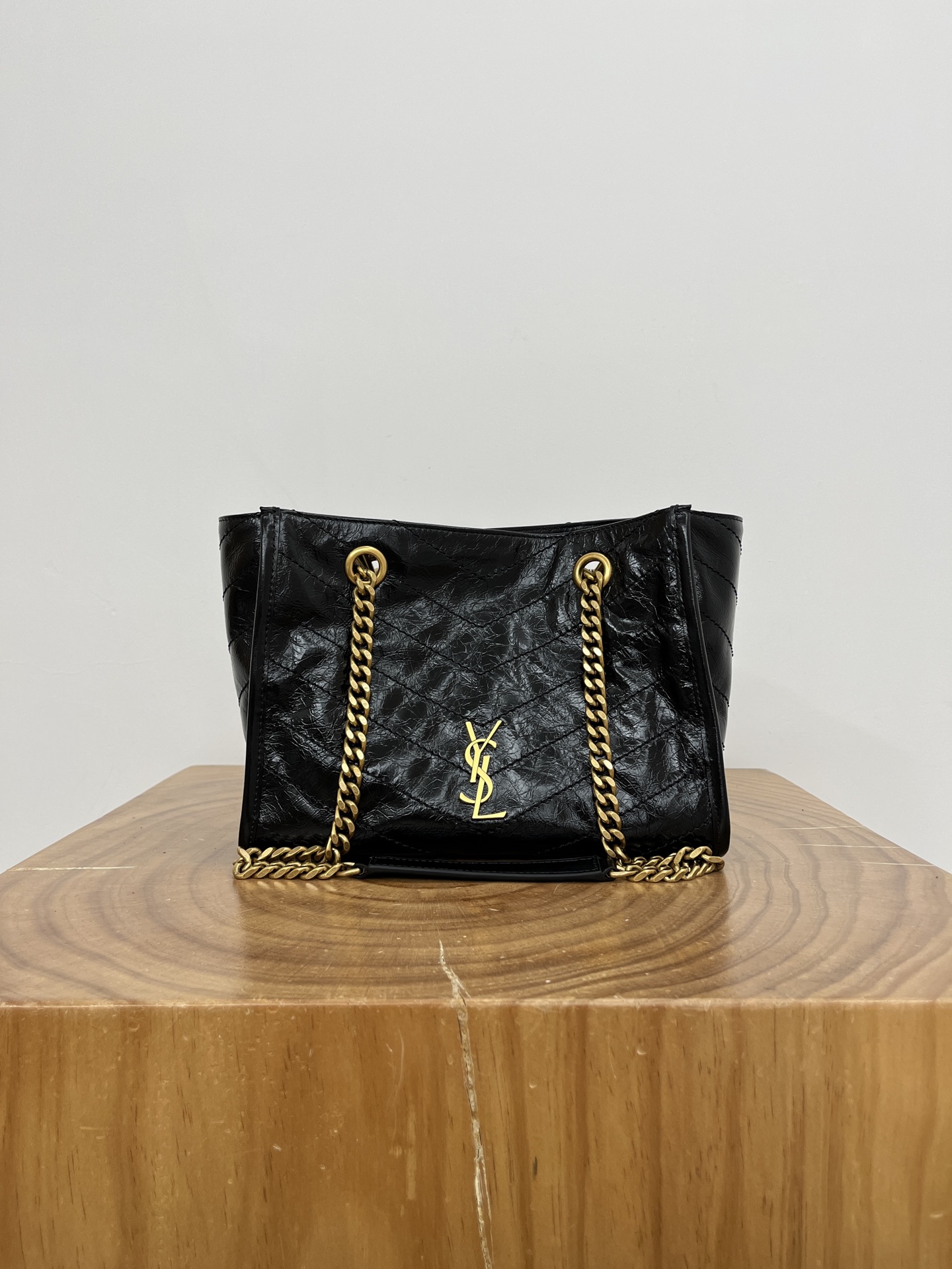 Saint-Laurent-Niki-Shopping-Bag-Small-1-Oiled-and-Waxed-Cowhide-Leather-Black.jpg